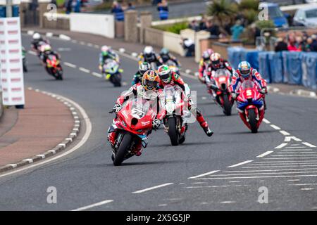 Portstewart, Regno Unito. 9 maggio 2024. Glenn Irwin (1) batte Davey Todd (74) nella Briggs Equipment Superbike Race alla NorthWest200 Michael Dunlop è terzo credito: Bonzo/Alamy Live News Foto Stock