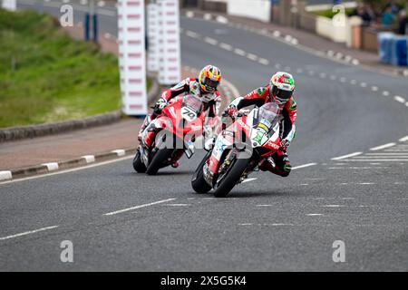 Portstewart, Regno Unito. 9 maggio 2024. Glenn Irwin (1) batte Davey Todd (74) nella Briggs Equipment Superbike Race alla NorthWest200 Michael Dunlop è terzo credito: Bonzo/Alamy Live News Foto Stock