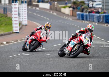 Portstewart, Regno Unito. 9 maggio 2024. Glenn Irwin (1) batte Davey Todd (74) nella Briggs Equipment Superbike Race alla NorthWest200 Michael Dunlop è terzo credito: Bonzo/Alamy Live News Foto Stock