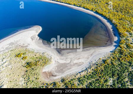Vista aerea della penisola alla foce del Rio Rodriguez, spiaggia sabbiosa parzialmente coperta da vegetazione, Raul Marin Balmaceda, Patagonia, Cile Foto Stock