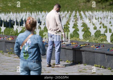 Danzica, Polonia. 9 maggio 2024. I russi commemorano i soldati sovietici caduti della seconda guerra mondiale nel cimitero di guerra sovietico di Danzica nel 79 anniversario della fine della seconda guerra mondiale © Wojciech Strozyk / Alamy Live News Foto Stock