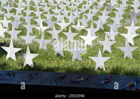 Danzica, Polonia. 9 maggio 2024. I russi commemorano i soldati sovietici caduti della seconda guerra mondiale nel cimitero di guerra sovietico di Danzica nel 79 anniversario della fine della seconda guerra mondiale © Wojciech Strozyk / Alamy Live News Foto Stock