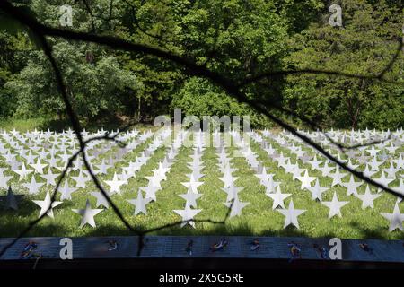 Danzica, Polonia. 9 maggio 2024. I russi commemorano i soldati sovietici caduti della seconda guerra mondiale nel cimitero di guerra sovietico di Danzica nel 79 anniversario della fine della seconda guerra mondiale © Wojciech Strozyk / Alamy Live News Foto Stock