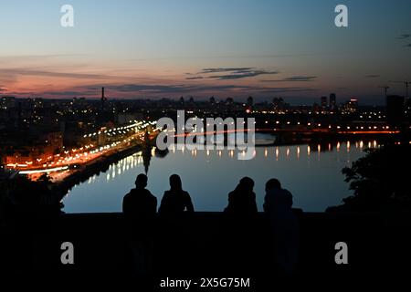 Kiew, Ucraina. 9 maggio 2024. I giovani si trovano nel centro della città di Kiev con vista sul fiume Dnieper. Crediti: Sebastian Christoph Gollnow/dpa/Alamy Live News Foto Stock