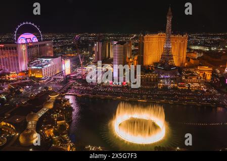 Vibrante vista aerea della Strip di Las Vegas di notte, che mostra iconici punti di riferimento e un'atmosfera vivace Foto Stock