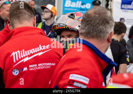 Portstewart, Regno Unito. 9 maggio 2024. Davey Todd (74) batté Dean Harrison nella amici Restorante Superstock Race al Northwest 200 Credit: Bonzo/Alamy Live News Foto Stock