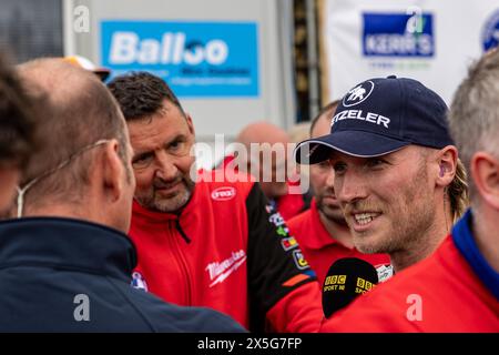 Portstewart, Regno Unito. 9 maggio 2024. Davey Todd (74) batté Dean Harrison nella amici Restorante Superstock Race al Northwest 200 Credit: Bonzo/Alamy Live News Foto Stock