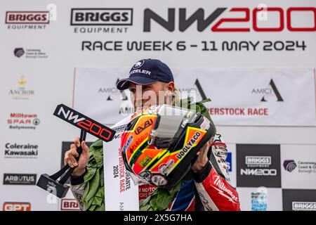 Portstewart, Regno Unito. 9 maggio 2024. Davey Todd (74) batté Dean Harrison nella amici Restorante Superstock Race al Northwest 200 Credit: Bonzo/Alamy Live News Foto Stock