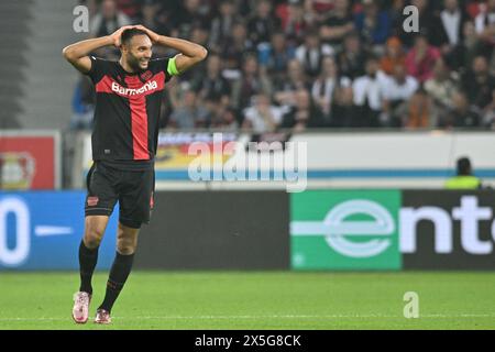 Leverkusen, Germania. 9 maggio 2024. Calcio: Europa League, Bayer Leverkusen - COME Roma, round a eliminazione diretta, semifinale, andata e ritorno nella BayArena, Jonathan Tah di Leverkusen reagisce. Crediti: Bernd Thissen/dpa/Alamy Live News Foto Stock