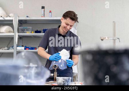 Leopoli, Oblast' di Leopoli, Ucraina. 9 maggio 2024. Processo di creazione di gambe protesiche al centro superumani nell'Oblast' di Leopoli. Il centro è un moderno centro tutto ucraino per protesi, chirurgia ricostruttiva e riabilitazione per le vittime di guerra, sia civili che militari. (Credit Image: © Andreas Stroh/ZUMA Press Wire) SOLO PER USO EDITORIALE! Non per USO commerciale! Foto Stock