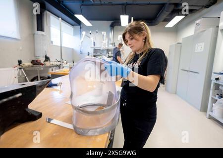 Leopoli, Oblast' di Leopoli, Ucraina. 9 maggio 2024. Processo di creazione di gambe protesiche al centro superumani nell'Oblast' di Leopoli. Il centro è un moderno centro tutto ucraino per protesi, chirurgia ricostruttiva e riabilitazione per le vittime di guerra, sia civili che militari. (Credit Image: © Andreas Stroh/ZUMA Press Wire) SOLO PER USO EDITORIALE! Non per USO commerciale! Foto Stock