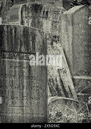 Fotografie in bianco e nero di una collezione di lapidi vecchie ed erose, alcune appena leggibili, trovate in un cimitero risalente al 1720 Foto Stock