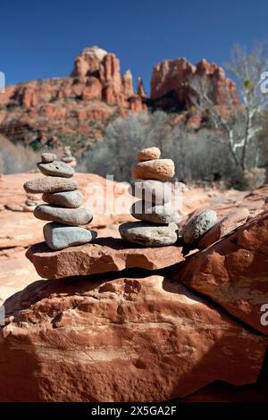 Rocce bilanciate costruite sulla Buddah Beach nell'Oak Creek Canyon di Sedona con Cathedral Rock sullo sfondo. Quest'area è una delle zone Psychic Vo di Sedona Foto Stock