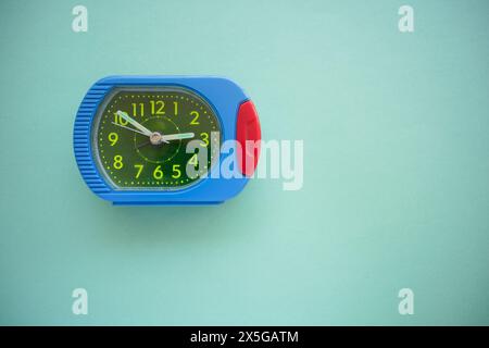 Sveglia vecchio stile. Orologio di plastica Foto Stock