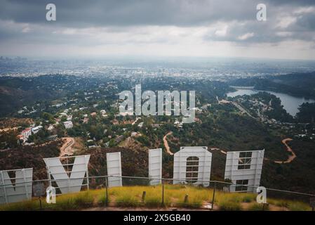 Iconica insegna di Hollywood con vista sullo skyline di Los Angeles Foto Stock