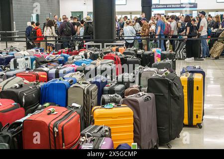 Miami Florida, PortMiami Porto di Miami, a bordo interno, nave Norwegian Joy Cruise Line, 7 giorni Caraibi, interni interni, uomini che ritornano Foto Stock