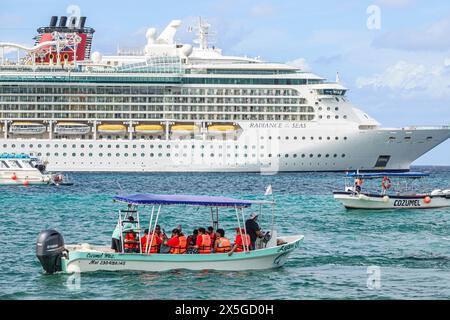 Cozumel Messico, porto delle navi da crociera, nave da crociera Norwegian Joy Cruise Line, itinerario di 7 giorni del Mar dei Caraibi, vista da Avenida Rafael Melgar, Royal Caribbean Cruises Radia Foto Stock