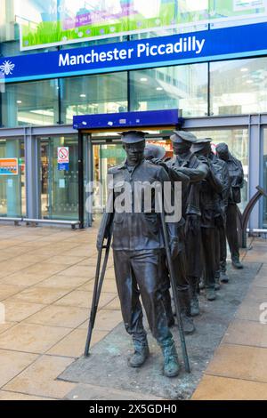 Vittoria sulla scultura della cecità dei soldati della prima guerra mondiale di Johanna Domke-Guyot su piccadilly Approach fuori dalla stazione ferroviaria di manchester piccadilly Foto Stock