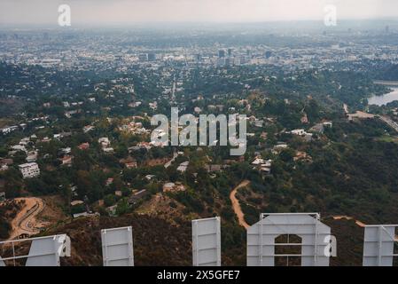 Veduta aerea della scritta di Hollywood che si affaccia sul paesaggio cittadino di Los Angeles Foto Stock