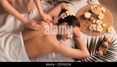 Giovane donna che riceve un massaggio scrub nel salone spa, vista dall'alto Foto Stock