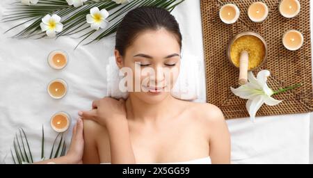 Bella giovane donna asiatica che riceve massaggi nel salone spa, vista dall'alto Foto Stock