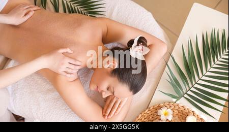 Bella giovane donna che riceve un massaggio scrub nel salone spa, vista dall'alto Foto Stock