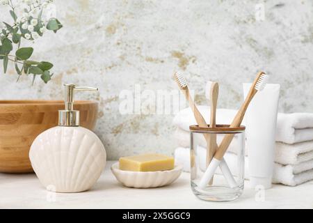 Set di articoli da bagno con spazzolini in bambù su sfondo chiaro Foto Stock