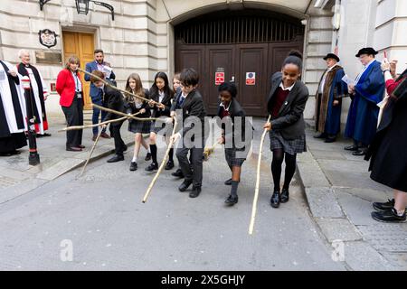 Londra, Regno Unito, 09/05/2024, All Hallows by the Tower Beating the Bounds Ceremony 2024Credit:Chrysoulla Rosling/Alamy Live News Foto Stock