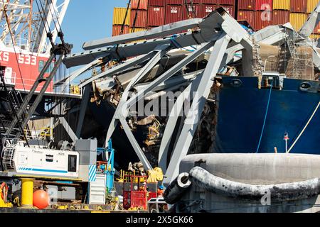 Dundalk, Stati Uniti d'America. 1° maggio 2024. Gli equipaggi di salvataggio utilizzano un equipaggiamento pesante per rimuovere il relitto del Francis Scott Key Bridge crollato sul fiume Patapsco, il 1° maggio 2024, vicino a Dundalk, Maryland. Il ponte è stato colpito dalla nave container MV Dali da 984 piedi il 26 marzo e crollò uccidendo sei lavoratori. Crediti: Christopher Rosario/U. S Army Corps of Engineers/Alamy Live News Foto Stock