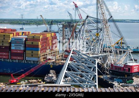 Dundalk, Stati Uniti d'America. 1° maggio 2024. Pile di capriate d'acciaio e detriti dalla sezione quattro del ponte, si trovavano lungo la prua della nave da carico M/V Dali dal crollato Francis Scott Key Bridge, 1 maggio 2024, vicino a Dundalk, Maryland. Il ponte è stato colpito dalla nave container MV Dali da 984 piedi il 26 marzo e crollò uccidendo sei lavoratori. Crediti: PO2 Christine Montgomery/U. S Navy/Alamy Live News Foto Stock