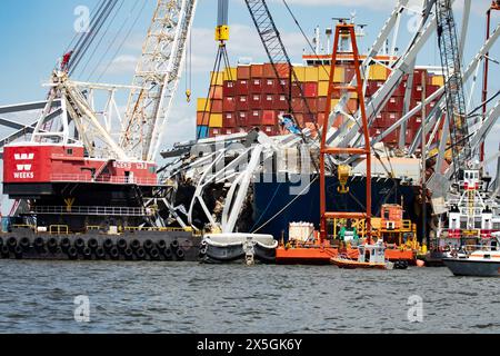 Dundalk, Stati Uniti d'America. 1° maggio 2024. Gli equipaggi di salvataggio utilizzano un equipaggiamento pesante per rimuovere il relitto del Francis Scott Key Bridge crollato sul fiume Patapsco, il 1° maggio 2024, vicino a Dundalk, Maryland. Il ponte è stato colpito dalla nave container MV Dali da 984 piedi il 26 marzo e crollò uccidendo sei lavoratori. Crediti: Christopher Rosario/U. S Army Corps of Engineers/Alamy Live News Foto Stock