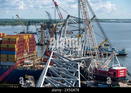 Dundalk, Stati Uniti d'America. 1° maggio 2024. Pile di capriate d'acciaio e detriti dalla sezione quattro del ponte, si trovavano lungo la prua della nave da carico M/V Dali dal crollato Francis Scott Key Bridge, 1 maggio 2024, vicino a Dundalk, Maryland. Il ponte è stato colpito dalla nave container MV Dali da 984 piedi il 26 marzo e crollò uccidendo sei lavoratori. Crediti: PO2 Christine Montgomery/U. S Navy/Alamy Live News Foto Stock