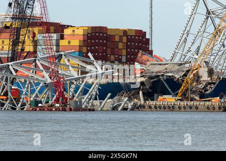 Dundalk, Stati Uniti d'America. 8 maggio 2024. Pile di capriate d'acciaio e detriti dalla sezione quattro del ponte, si trovavano lungo la prua della nave da carico M/V Dali dal crollato Francis Scott Key Bridge, 8 maggio 2024, vicino a Dundalk, Maryland. Il ponte è stato colpito dalla nave container MV Dali da 984 piedi il 26 marzo e crollò uccidendo sei lavoratori. Crediti: Christopher Rosario/U. S Army Corps/Alamy Live News Foto Stock