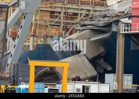 Dundalk, Stati Uniti d'America. 6 maggio 2024. Pile di capriate d'acciaio e detriti dalla sezione quattro del ponte, si trovavano lungo la prua della nave da carico M/V Dali dal crollato Francis Scott Key Bridge, 6 maggio 2024, vicino a Dundalk, Maryland. Il ponte è stato colpito dalla nave container MV Dali da 984 piedi il 26 marzo e crollò uccidendo sei lavoratori. Crediti: Christopher Rosario/U. S Army Corps/Alamy Live News Foto Stock