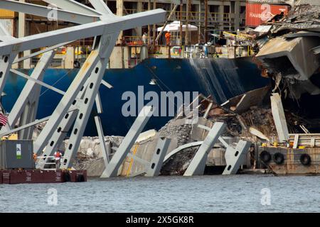 Dundalk, Stati Uniti d'America. 8 maggio 2024. Pile di capriate d'acciaio e detriti dalla sezione quattro del ponte, si trovavano lungo la prua della nave da carico M/V Dali dal crollato Francis Scott Key Bridge, 8 maggio 2024, vicino a Dundalk, Maryland. Il ponte è stato colpito dalla nave container MV Dali da 984 piedi il 26 marzo e crollò uccidendo sei lavoratori. Crediti: Christopher Rosario/U. S Army Corps/Alamy Live News Foto Stock