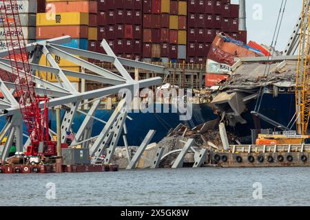 Dundalk, Stati Uniti d'America. 8 maggio 2024. Pile di capriate d'acciaio e detriti dalla sezione quattro del ponte, si trovavano lungo la prua della nave da carico M/V Dali dal crollato Francis Scott Key Bridge, 8 maggio 2024, vicino a Dundalk, Maryland. Il ponte è stato colpito dalla nave container MV Dali da 984 piedi il 26 marzo e crollò uccidendo sei lavoratori. Crediti: Christopher Rosario/U. S Army Corps/Alamy Live News Foto Stock