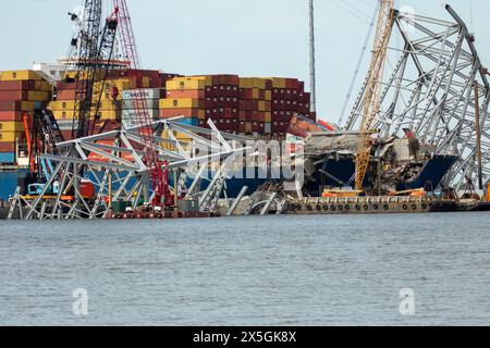 Dundalk, Stati Uniti d'America. 8 maggio 2024. Pile di capriate d'acciaio e detriti dalla sezione quattro del ponte, si trovavano lungo la prua della nave da carico M/V Dali dal crollato Francis Scott Key Bridge, 8 maggio 2024, vicino a Dundalk, Maryland. Il ponte è stato colpito dalla nave container MV Dali da 984 piedi il 26 marzo e crollò uccidendo sei lavoratori. Crediti: Christopher Rosario/U. S Army Corps/Alamy Live News Foto Stock