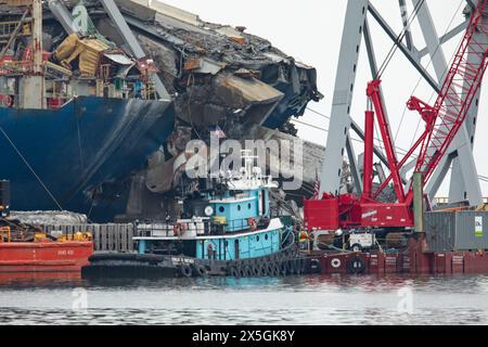 Dundalk, Stati Uniti d'America. 6 maggio 2024. Pile di capriate d'acciaio e detriti dalla sezione quattro del ponte, si trovavano lungo la prua della nave da carico M/V Dali dal crollato Francis Scott Key Bridge, 6 maggio 2024, vicino a Dundalk, Maryland. Il ponte è stato colpito dalla nave container MV Dali da 984 piedi il 26 marzo e crollò uccidendo sei lavoratori. Crediti: Christopher Rosario/U. S Army Corps/Alamy Live News Foto Stock