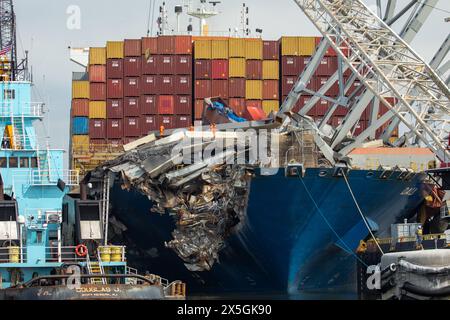 Dundalk, Stati Uniti d'America. 8 maggio 2024. Pile di capriate d'acciaio e detriti dalla sezione quattro del ponte, si trovavano lungo la prua della nave da carico M/V Dali dal crollato Francis Scott Key Bridge, 8 maggio 2024, vicino a Dundalk, Maryland. Il ponte è stato colpito dalla nave container MV Dali da 984 piedi il 26 marzo e crollò uccidendo sei lavoratori. Crediti: Christopher Rosario/U. S Army Corps/Alamy Live News Foto Stock