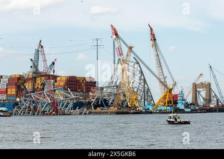 Dundalk, Stati Uniti d'America. 8 maggio 2024. Gli equipaggi di recupero utilizzano un artiglio idraulico per il recupero pesante per rimuovere il relitto del Francis Scott Key Bridge crollato sul fiume Patapsco, 8 maggio 2024, vicino a Dundalk, Maryland. Il ponte è stato colpito dalla nave container MV Dali da 984 piedi il 26 marzo e crollò uccidendo sei lavoratori. Crediti: Christopher Rosario/U. S Army Corps of Engineers/Alamy Live News Foto Stock