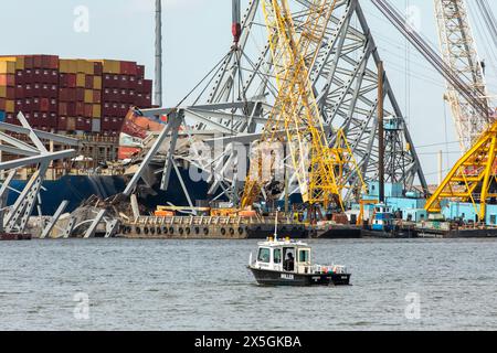 Dundalk, Stati Uniti d'America. 8 maggio 2024. Gli equipaggi di recupero utilizzano un artiglio idraulico per il recupero pesante per rimuovere il relitto del Francis Scott Key Bridge crollato sul fiume Patapsco, 8 maggio 2024, vicino a Dundalk, Maryland. Il ponte è stato colpito dalla nave container MV Dali da 984 piedi il 26 marzo e crollò uccidendo sei lavoratori. Crediti: Christopher Rosario/U. S Army Corps of Engineers/Alamy Live News Foto Stock