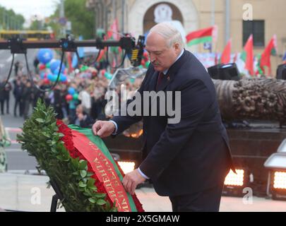 Minsk, Bielorussia. 9 maggio 2024. Il presidente bielorusso Aleksandr Lukashenko posa fiori durante un evento commemorativo a Minsk, Bielorussia, il 9 maggio 2024. Giovedì la Bielorussia ha ospitato una serie di eventi commemorativi dedicati al 79° anniversario della Vittoria dell'Unione Sovietica sul fronte orientale della seconda guerra mondiale Foto Stock