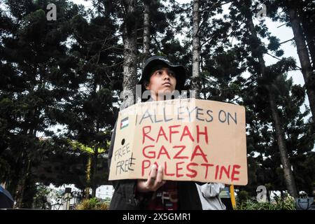 Bandung, Indonesia. 9 maggio 2024. Un uomo si è Unito all'azione Kamisan ha srotolato le bandiere palestinesi, richiesto striscioni e allestito tende durante l'azione Kamisan Bandung dal titolo All Eyes on Rafah at Taman Dago Cikapayang. L'azione Kamisan, che si svolge ogni giovedì per combattere ogni forma di violazione dei diritti umani in Indonesia, sta organizzando un'azione di solidarietà per la Palestina, che è l'obiettivo del genocidio compiuto da Israele, che ha ucciso più di trentamila persone dall'ottobre 2023. (Foto di Dimas Rachmatsyah/Pacific Press) credito: Pacific Press Media Production Corp./Alamy Live News Foto Stock