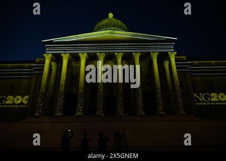 La National Gallery festeggia il suo 200 ° compleanno con uno spettacolo di luci narrato questo fine settimana, dal 10 all'11 maggio, senza biglietto e gratuito Foto Stock