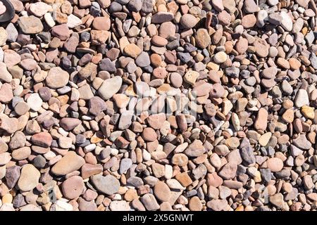 Una pila di rocce con una varietà di dimensioni e colori. Le rocce sono sparse e posizionate in modo non uniforme, creando un senso di disordine e caos. L'immagine evo Foto Stock