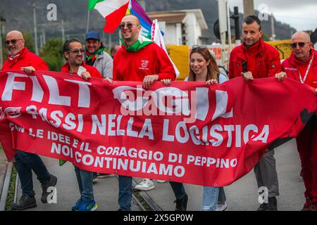 Palermo, Italia. 9 maggio 2024. Attivisti anti-mafia e cittadini comuni hanno marciato giovedì verso la città siciliana di Cinisi per onorare il 46° anniversario della morte dell'attivista anti-mafia Peppino Impastato. (Credit Image: © Antonio Melita/Pacific Press via ZUMA Press Wire) SOLO PER USO EDITORIALE! Non per USO commerciale! Foto Stock