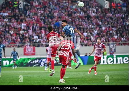 Pireo, Lombardia, Grecia. 9 maggio 2024. 11 OLLIE WATKINS dell'Aston Villa FC in competizione con 45 PANAGIOTIS RETSOS dell'Olympiacos Pireo durante la UEFA Conference League, semifinali, 2a tappa, partita tra Olympiakos Pireo e Aston Villa FC allo Stadio Georgios Karaiskakis il 9 maggio 2024, nel Pireo, Grecia. (Immagine di credito: © Stefanos Kyriazis/ZUMA Press Wire) SOLO PER USO EDITORIALE! Non per USO commerciale! Foto Stock