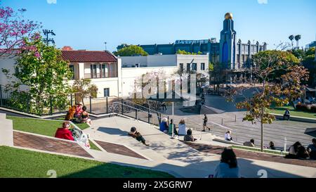 The Culver Steps a Culver City, California, Stati Uniti. Persone che si rilassano sui gradini di Culver in una giornata di primavera soleggiata, godendosi il nuovo spazio pubblico Foto Stock