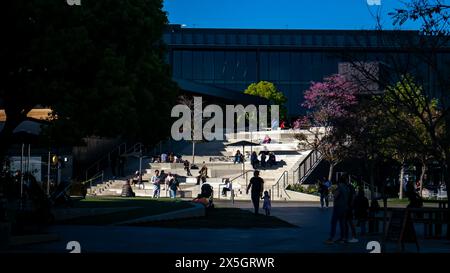 The Culver Steps a Culver City, California, Stati Uniti. Persone che si rilassano sui gradini di Culver in una giornata di primavera soleggiata, godendosi il nuovo spazio pubblico Foto Stock