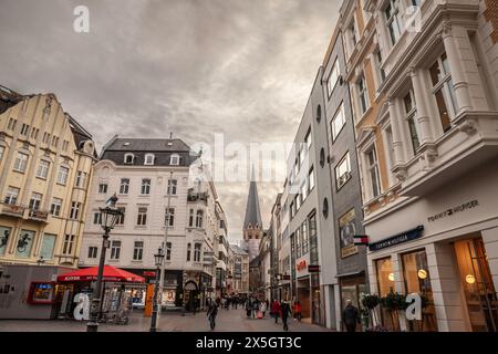 Foto delle facciate di una piazza medievale al crepuscolo, con negozi e boutique, con un'architettura tedesca vintage, nel centro della città di Bonn, Germania. TH Foto Stock